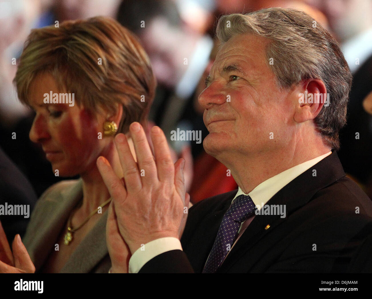 Susanne Klatten, Vorsitzende der Herbert-Quandt-Stiftung und der deutsche Bundespräsident Joachim Gauck an die Verleihung des zweiten Ideenwettbewerb für Gemeinschaft Stiftungen in Berlin, Deutschland, 22. März 2012 teilnehmen. Gemeinschaft Stiftungen in Barnim-Uckermark, Halle und Schaumburg erhielt Auszeichnungen für die Bemühungen, Menschen mit unterschiedlichen sozialen Hintergründen zusammenzubringen. Foto: Wolfgang Kumm Stockfoto