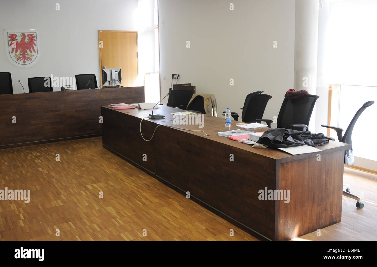 Ein leerer Gerichtssaal zeigt sich zu Beginn des Prozesses gegen den