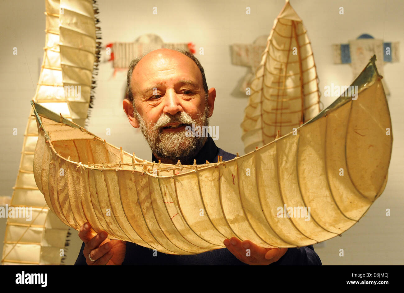 Griechische Künstler Yiannis Papadopoulos stellt Skulpturen aus Büttenpapier in der Handwerksform Hanover in Hannover, 20. März 2012 gemacht. Papadopoulos verbindet Rattan, Papier, Fäden und Papierhülsen und Skulpturen, die Interaktion mit den Ausstellungsraum mit Licht und Schatten schafft. Papadopoulos und sieben andere griechische Handwerker werden bis zum 14. April 2012 77 Werke auszustellen. Preise Stockfoto