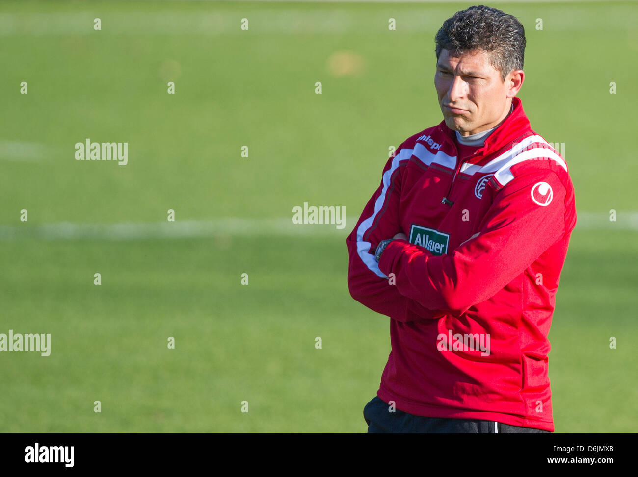 Kaiserslautern neue Trainer Krasimir Balakov ist während einer Trainingseinheit in Kaiserslautern, Deutschland, 22. März 2012 abgebildet. Balakov wurde am 22. März 2012 als neuer Cheftrainer vorgestellt. Der ehemalige bulgarische Mittelfeldspieler soll krisengeschüttelten Fußball Bundesligisten 1 speichern. FC Kaiserslautern vor dem Abstieg. Foto: UWE ANSPACH Stockfoto