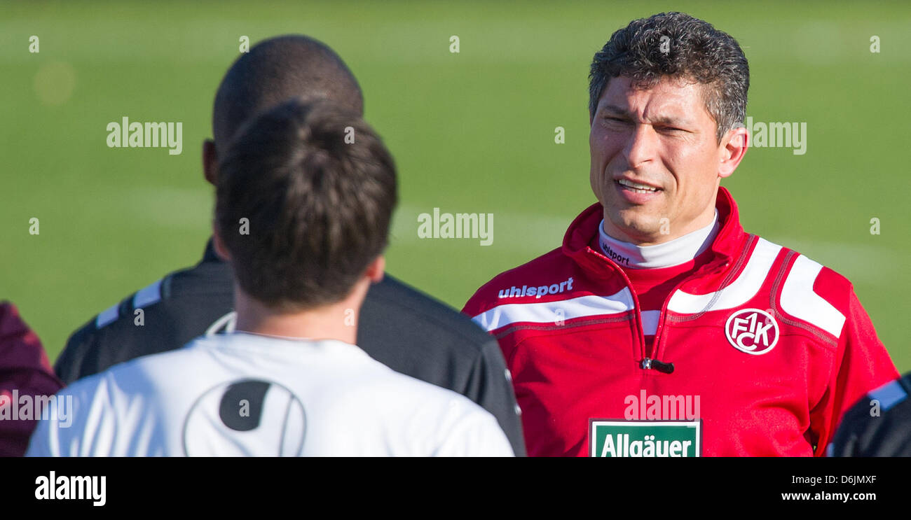 Kaiserslautern neue Cheftrainer Krasimir Balakov (R) während einer Trainingseinheit in Kaiserslautern, Deutschland, 22. März 2012 abgebildet ist. Balakov wurde am 22. März 2012 als neuer Cheftrainer vorgestellt. Der ehemalige bulgarische Mittelfeldspieler soll krisengeschüttelten Fußball Bundesligisten 1 speichern. FC Kaiserslautern vor dem Abstieg. Foto: UWE ANSPACH Stockfoto