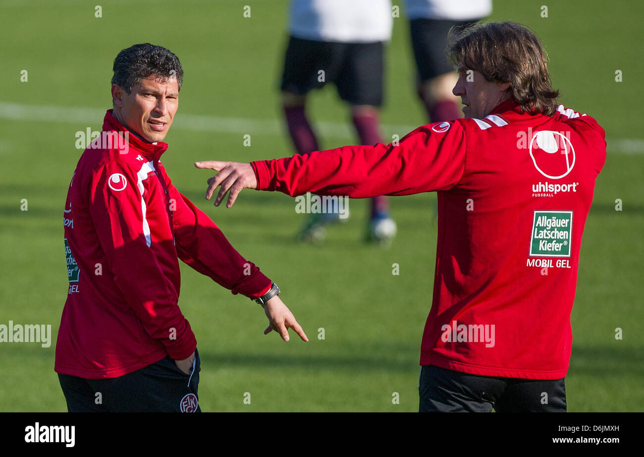 Kaiserslautern neuer Cheftrainer Krassimir Balakov (L) und Ziel Torwart Trainer Gerry Ehrmann Geste während einer Trainingseinheit in Kaiserslautern, Deutschland, 22. März 2012. Balakov wurde am 22. März 2012 als neuer Cheftrainer vorgestellt. Der ehemalige bulgarische Mittelfeldspieler soll krisengeschüttelten Fußball Bundesligisten 1 speichern. FC Kaiserslautern vor dem Abstieg. Foto: UWE ANSPACH Stockfoto