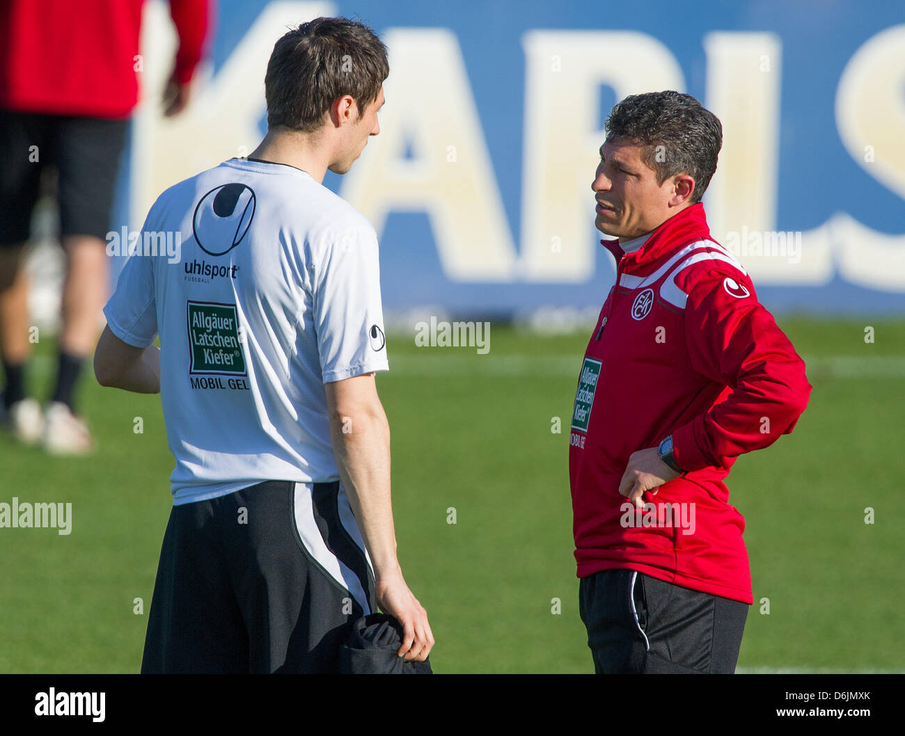 Kaiserslautern neuer Cheftrainer Krasimir Balakov (R) spricht mit einer Plaxer während einer Trainingseinheit in Kaiserslautern, Deutschland, 22. März 2012. Balakov wurde am 22. März 2012 als neuer Cheftrainer vorgestellt. Der ehemalige bulgarische Mittelfeldspieler soll krisengeschüttelten Fußball Bundesligisten 1 speichern. FC Kaiserslautern vor dem Abstieg. Foto: UWE ANSPACH Stockfoto