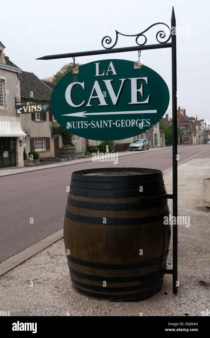 Zeichen für einen Weinkeller in Nuits-Saint-Georges, Frankreich Stockfoto