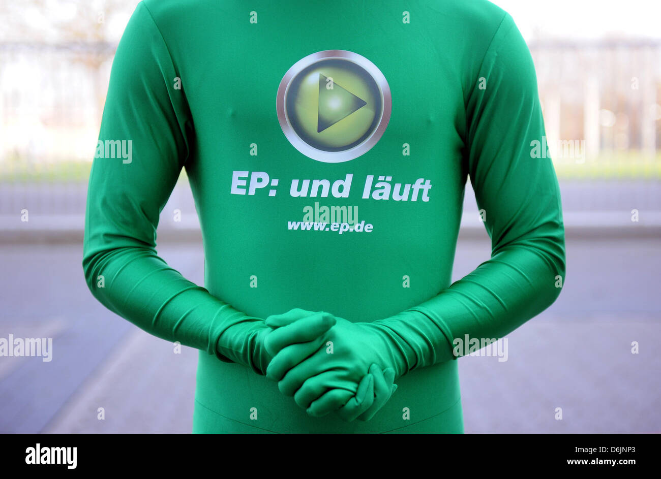 Ein Mann trägt eine Shirt ElectronicPartner (EP) am Eingang des Unternehmens Bilanz-Pressekonferenz in Düsseldorf, 23. März 2012. Im Jahr 2011 hat eine europaweite schwindende Kaufkraft EP gelitten. Foto: Caroline Seidel Stockfoto