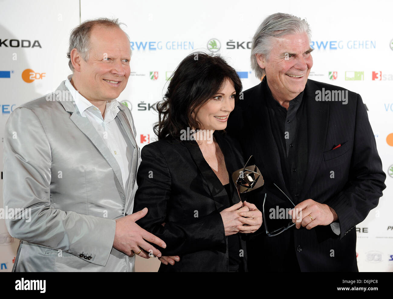 Schauspieler Axel Milberg (L-R), Iris Berben und Peter Simonischek posieren mit dem Grimme-Preis in der Kategorie "Fiktion" für den Film "Lebenjahre" in Marl, Deutschland, 23. März 2012. Die Grimme-Preise wurden zum 48. Mal in diesem Jahr verliehen. Foto: HENNING KAISER Stockfoto