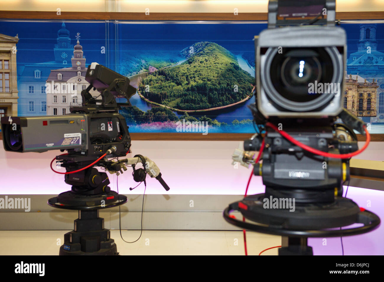 Zwei Kameras stehen im ARD deutsche Sender Wahl Studio in der Messehalle 1  in Saarbrücken, 23. März 2012. Techniker des deutschen  öffentlich-rechtlichen ARD bereiten das Wahl-Studio für die Ausstrahlung  von der parlamentarischen