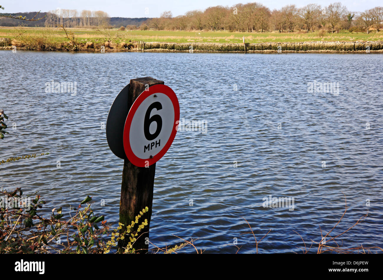 Ein Tempolimit unterzeichnen am Ufer des Flusses Yare am Surlingham, Norfolk, England, Vereinigtes Königreich. Stockfoto