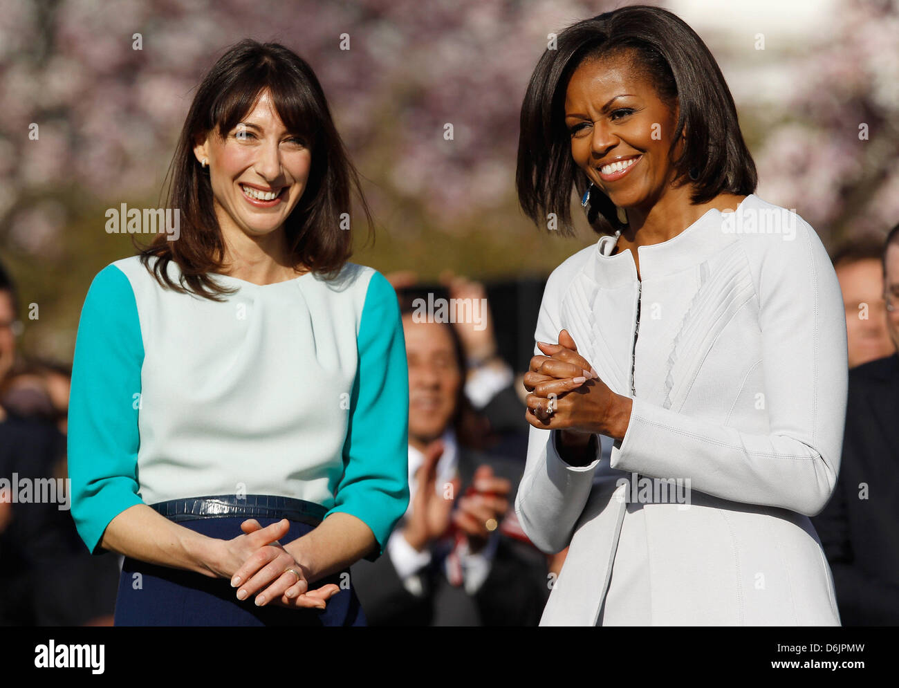 First Lady Michelle Obama (R) und Samantha Cameron Vortrag während der offiziellen Ankunft Zeremonie auf dem South Lawn des weißen Hauses in Washington DC, USA, 14. März 2012. Premierminister Cameron ist auf einem dreitägigen Besuch in den USA und er wird voraussichtlich mit Obama Gespräche über die Situation in Afghanistan, Syrien und Iran haben. Bildnachweis: Chip Somodevilla / Pool über CNP Stockfoto