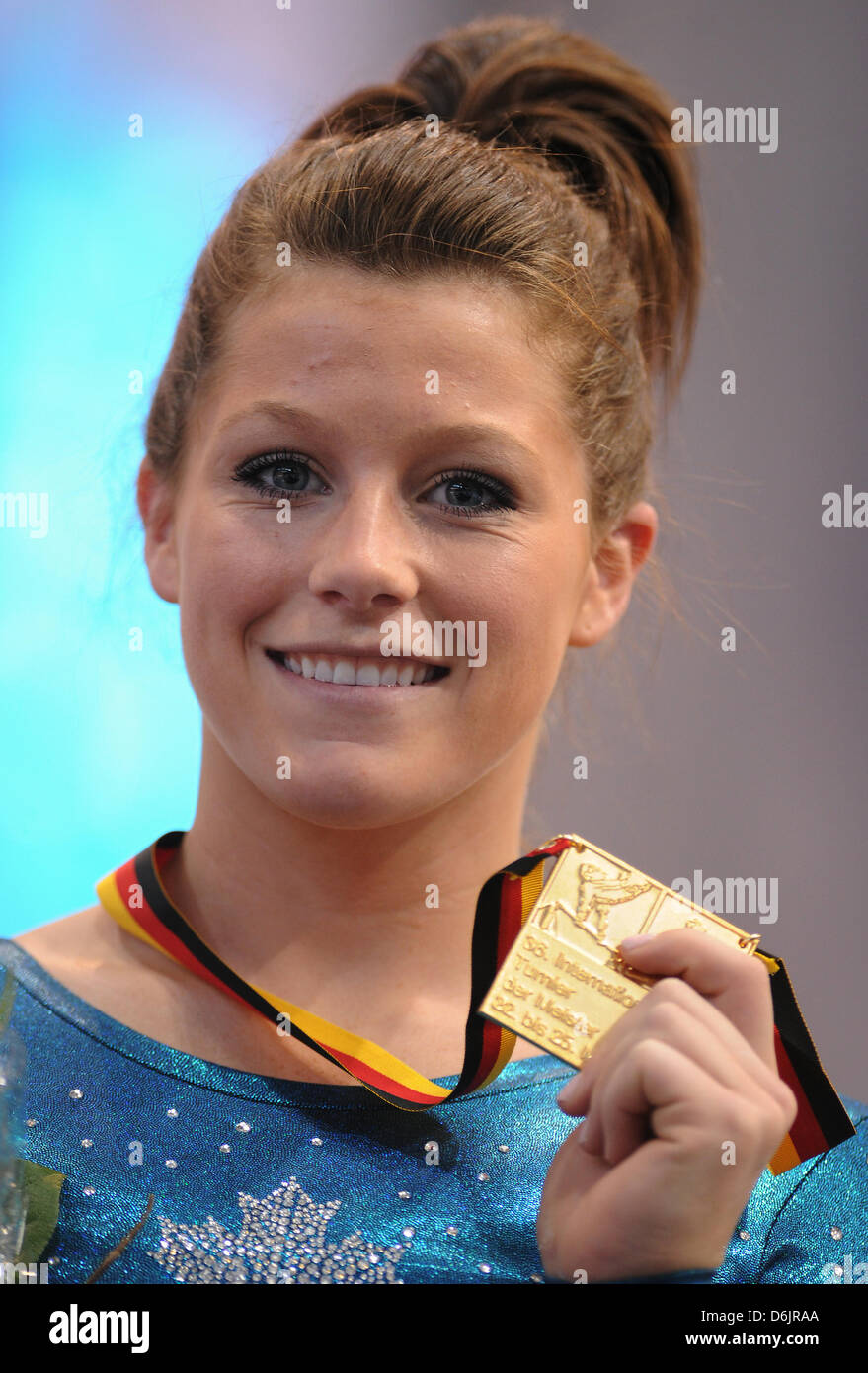 Kanadische Turnerin Brittany Rogers präsentiert ihre Goldmedaille nach der Durchführung auf dem Gewölbe während der WM "Turnier der Meister" in Cottbus, Deutschland, 24. März 2012. Fast 200 Turnerinnen aus mehr als 30 Ländern konkurrieren in Cottbus. Foto: Hannibal Stockfoto