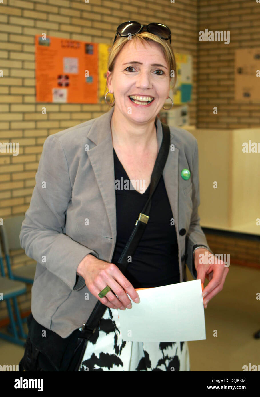 Spitzenkandidat der Saarland Partei die grünen Simone Peter wirft ihre Stimmzettel im Saarland Landtagswahlen in Saarbrücken, Deutschland, 25. März 2012. Rund 800.000 Menschen dürften heute zur Wahl gehen. Foto: Roland Holschneider Stockfoto