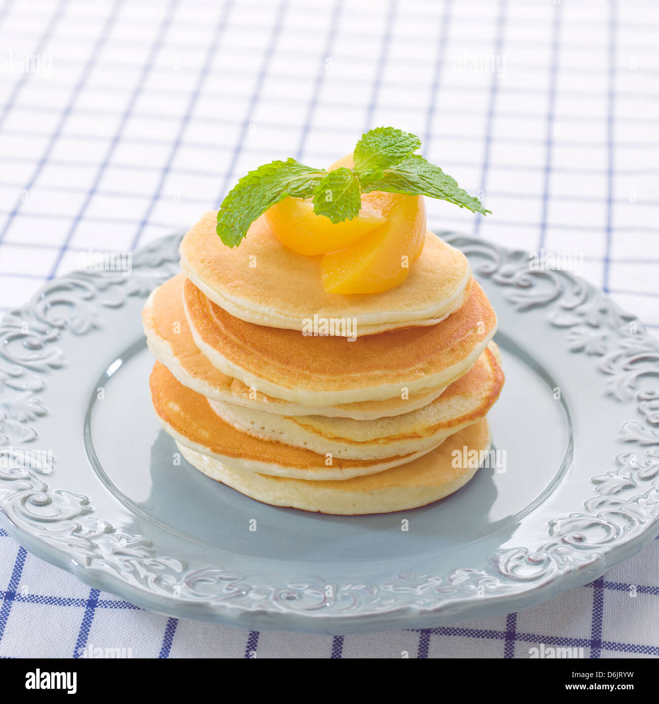 Goldene Pfannkuchen mit Pfirsich und Minze Stockfoto