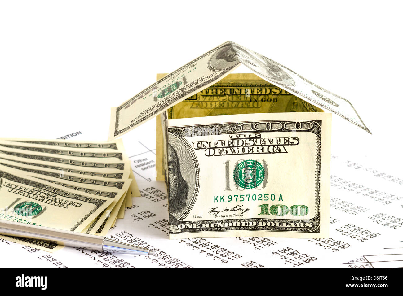 Haus der Dollar auf Rechnungen und Geld auf weißem Hintergrund Stockfoto