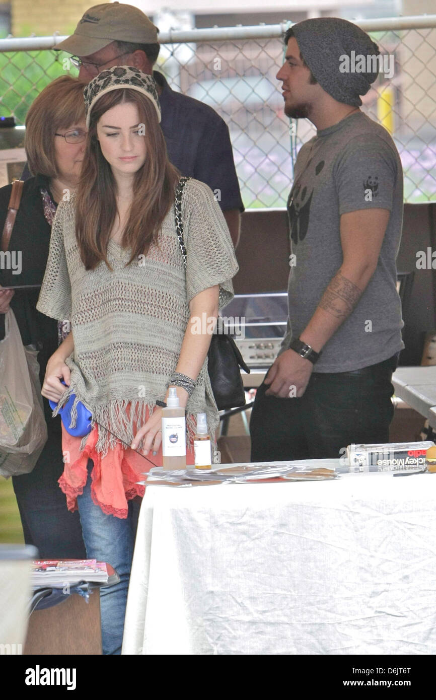 DSDS Gewinner Lee DeWyze und Verlobte Jonna Walsh genießen Sie den Tag bei einem Hollywood Flohmarkt Los Angeles, Kalifornien - 25.09.11 Stockfoto