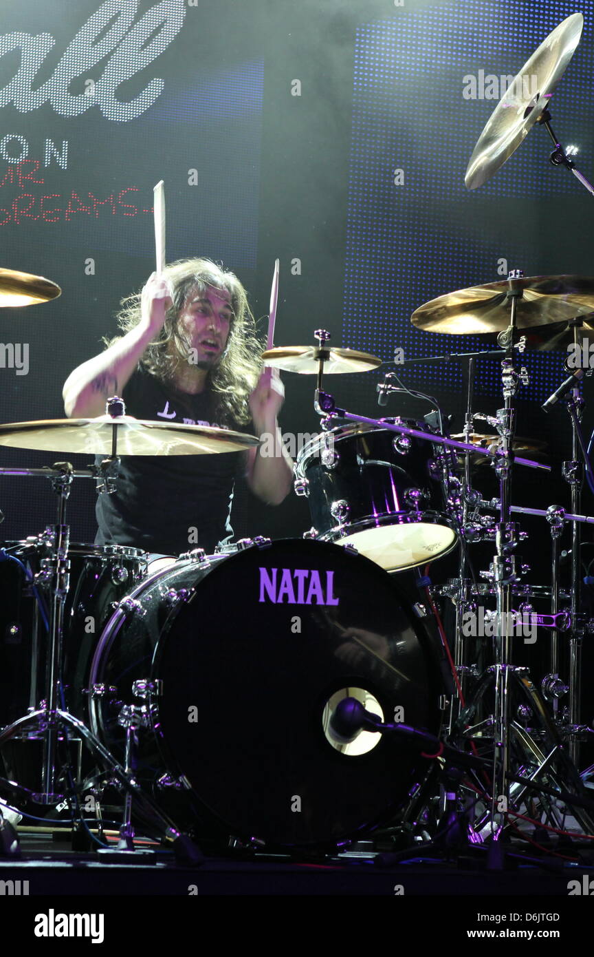 Schlagzeuger Brian Tichy der britischen Hardrock-Band "Whitesnake" führt auf der Bühne während der Musikmesse in Frankfurt/Main, Deutschland, 24. März 2012.  Foto: Susannah V. Vergau Stockfoto