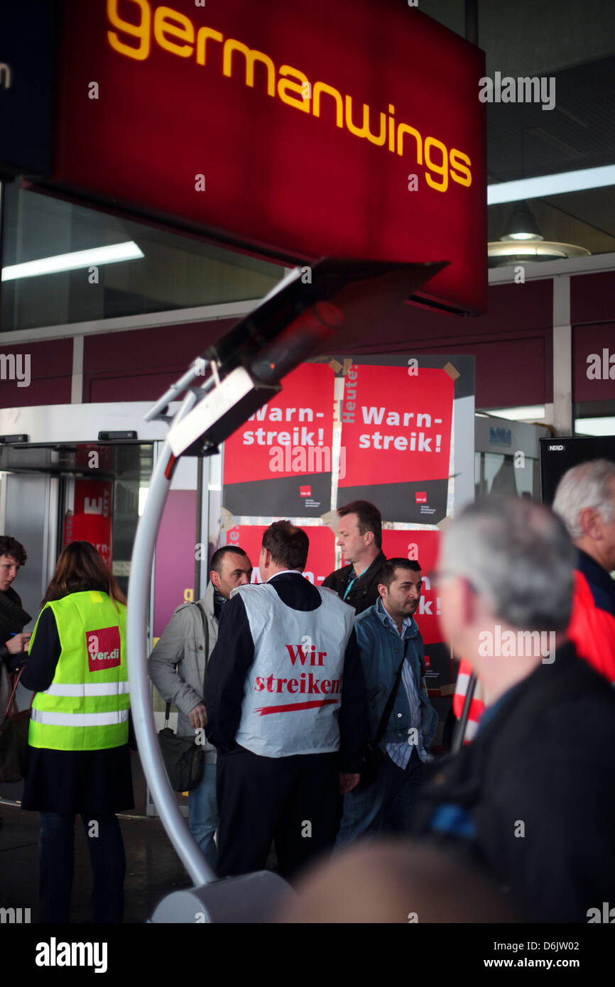 Markante Flughafenangestellte stehen vor dem Terminal während eines Streiks Warnung am Flughafen Köln/Bonn in Köln, 27. März 2012. Verdi hat Boden kontrollieren Mitarbeiter, Werkzeuge, um Druck auf den Arbeitgeber über laufenden Lohnverhandlungen unten aufgerufen. Foto: OLIVER BERG Stockfoto