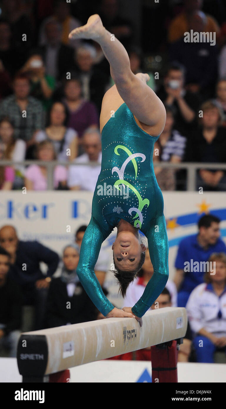 Kanadische Turnerin Brittany Rogers führt auf dem Schwebebalken während der WM "Turnier der Meister" in Cottbus, Deutschland, 25. März 2012. Fast 200 Turnerinnen aus mehr als 30 Ländern konkurrieren in Cottbus. Foto: Hannibal Stockfoto