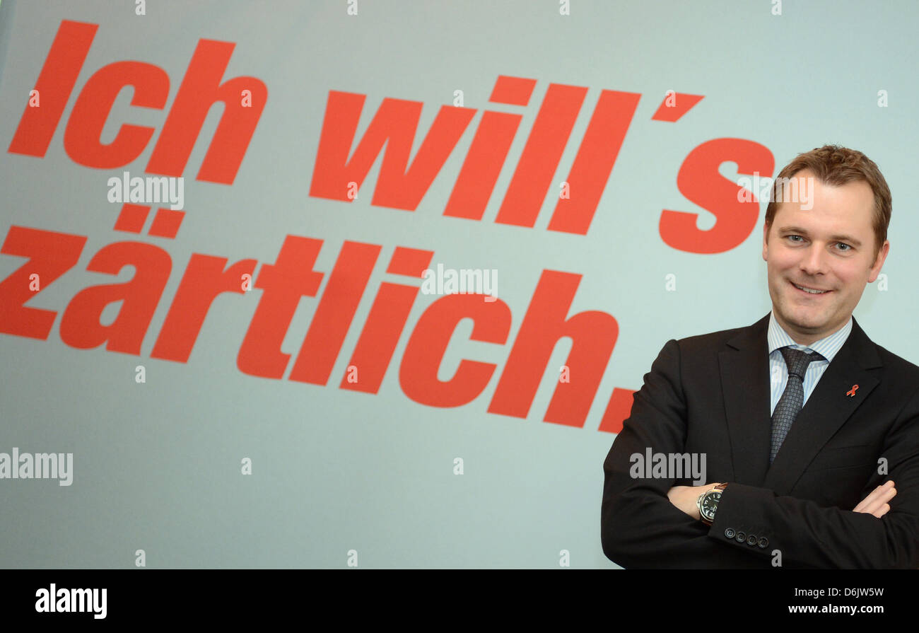 Bundesgesundheitsminister Daniel Bahr posiert vor einem Plakat nach einer Pressekonferenz über die Gesundheit Kampagne "Mach Mit - Wissen & Kondom" in Berlin, Deutschland, 27. März 2012. Die Kampagne informiert ca. HIV und anderen sexuell übertragbaren Infektionen. Foto: Britta Pedersen Stockfoto