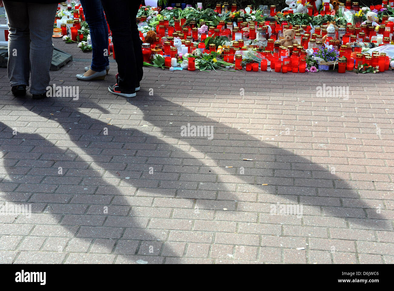 Ausgestopfte Tiere, Karten und Kerzen sitzen am Eingang des City-Parkhaus am Wasserturm, wo ein elf Jahres altes Mädchen gefunden wurde ermordet in einem Treppenhaus in Emden, Deutschland, 27. März 2012. Der Polizei sind die Überwachungskameras im Moment überprüft. Foto: INGO WAGNER Stockfoto