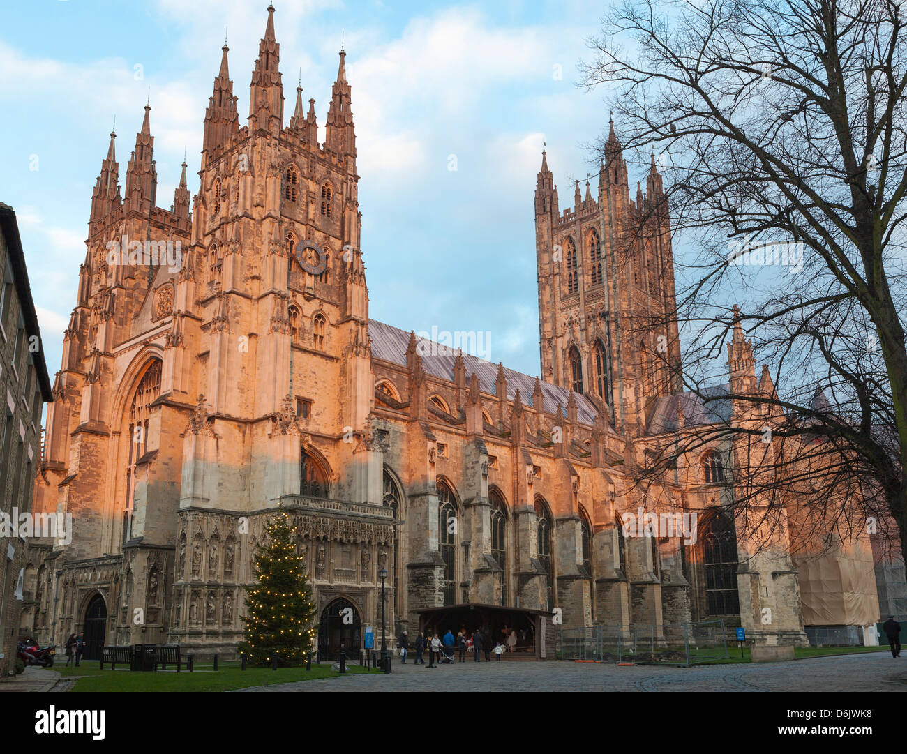 Die Kathedrale von Canterbury, UNESCO-Weltkulturerbe mit Krippe Diorama bei Dämmerung, Canterbury, Kent, England, UK Stockfoto