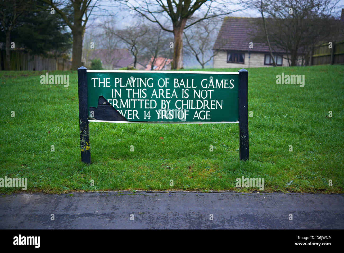 Ein Schild mit der Aufschrift spielen Ballspiele in diesem Bereich darf nicht von Kindern über 14 Jahre alt Stockfoto