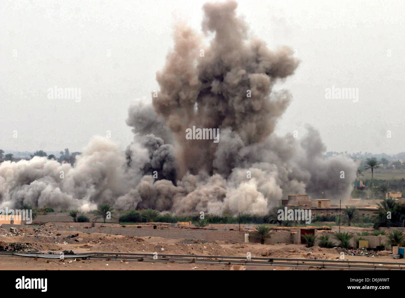 Ein US-Militärschlag Luft trifft einen mutmaßlichen Aufständischen Unterschlupf bei einem Angriff von US-Marines 8. November 2004 am Rande von Fallujah, Irak. Stockfoto