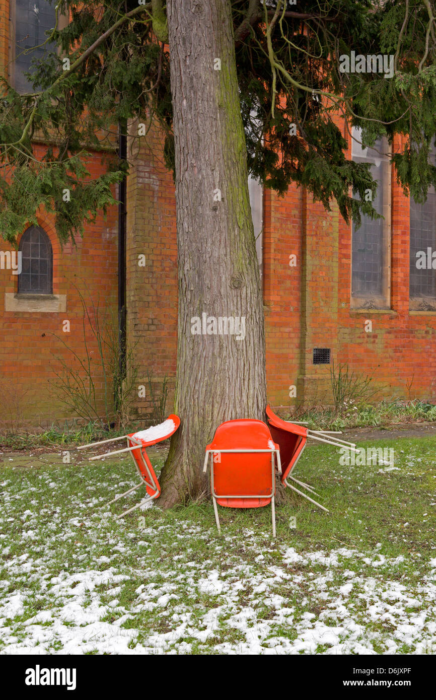 Stühle an einen Baum gelehnt Stockfoto