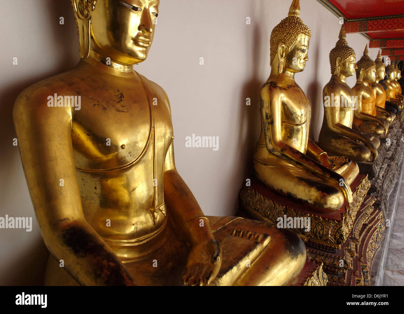 Die äußeren Kreuzgang mit 400 Buddhastatuen, Wat Phra Chetuphon (Wat Po), Bangkok, Thailand, Südostasien Stockfoto