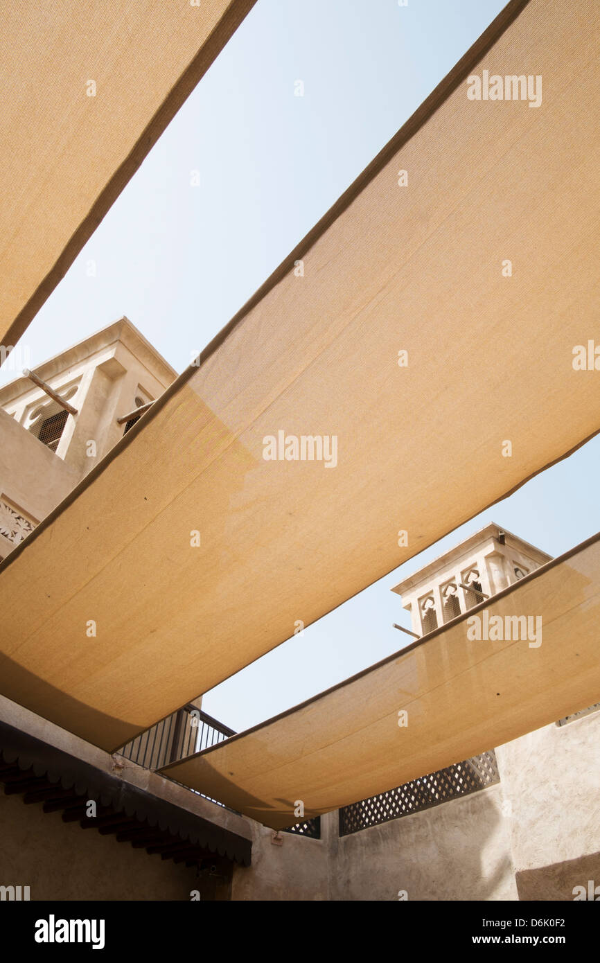 Windtürme durchschaut Tuch Sonnenblenden im Innenhof der Münze Museum im historischen Viertel Al Bastakiya in Bur Dubai Vereinigte Ar Stockfoto