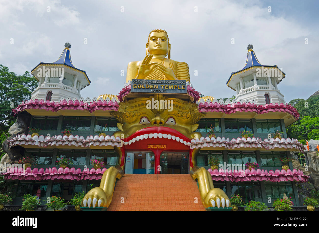 Goldene Tempel und goldene Tempel buddhistische Museum, UNESCO-Weltkulturerbe, Dambulla, North Central Province, Sri Lanka, Asien Stockfoto