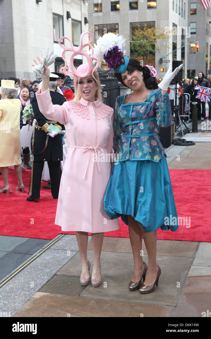 Kathy Lee Gifford und Hoda Kotb verkleiden sich als Prinzessinnen Beatrice und Eugenie für eine Halloween unter dem Motto "heute" am Rockefeller zeigen Stockfoto