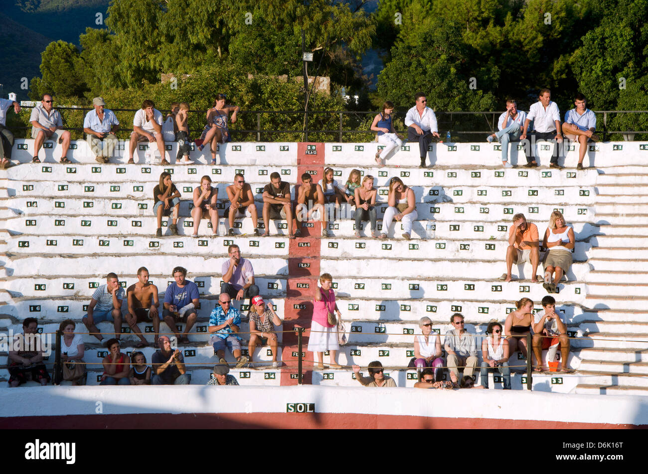 Zuschauer bei einem Stierkampf in Mijas Pueblo, in Südspanien, Andalusien. Stockfoto