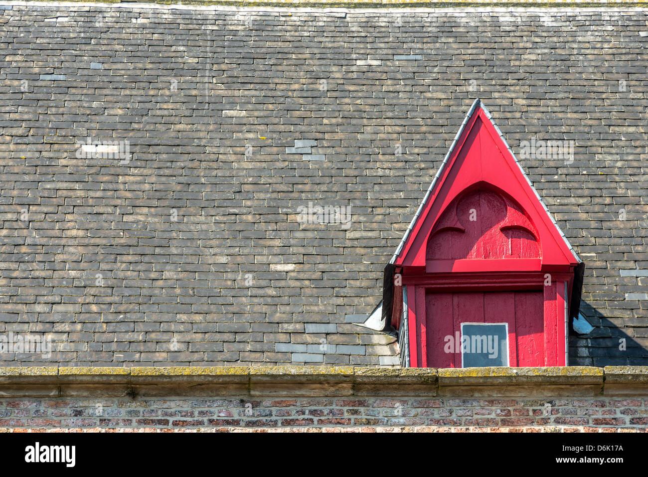 Ziegeldach und Fenster des Altbaus in Brügge, Belgien Stockfoto