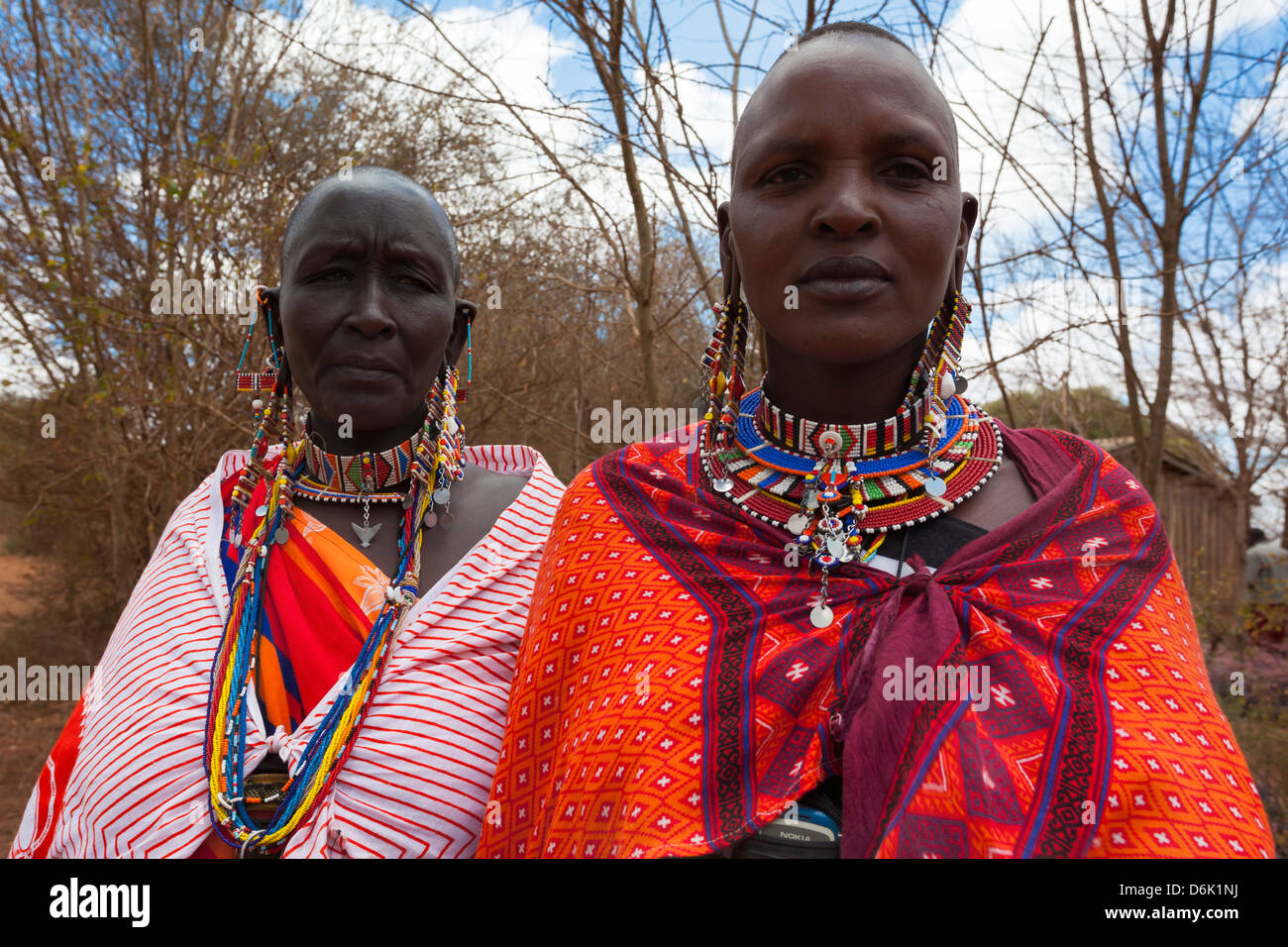 Massai-Frauen bei der Predator Entschädigung Fonds Pay Day, Mbirikani Group Ranch, Amboseli-Tsavo Öko-System, Kenia, Ostafrika Stockfoto