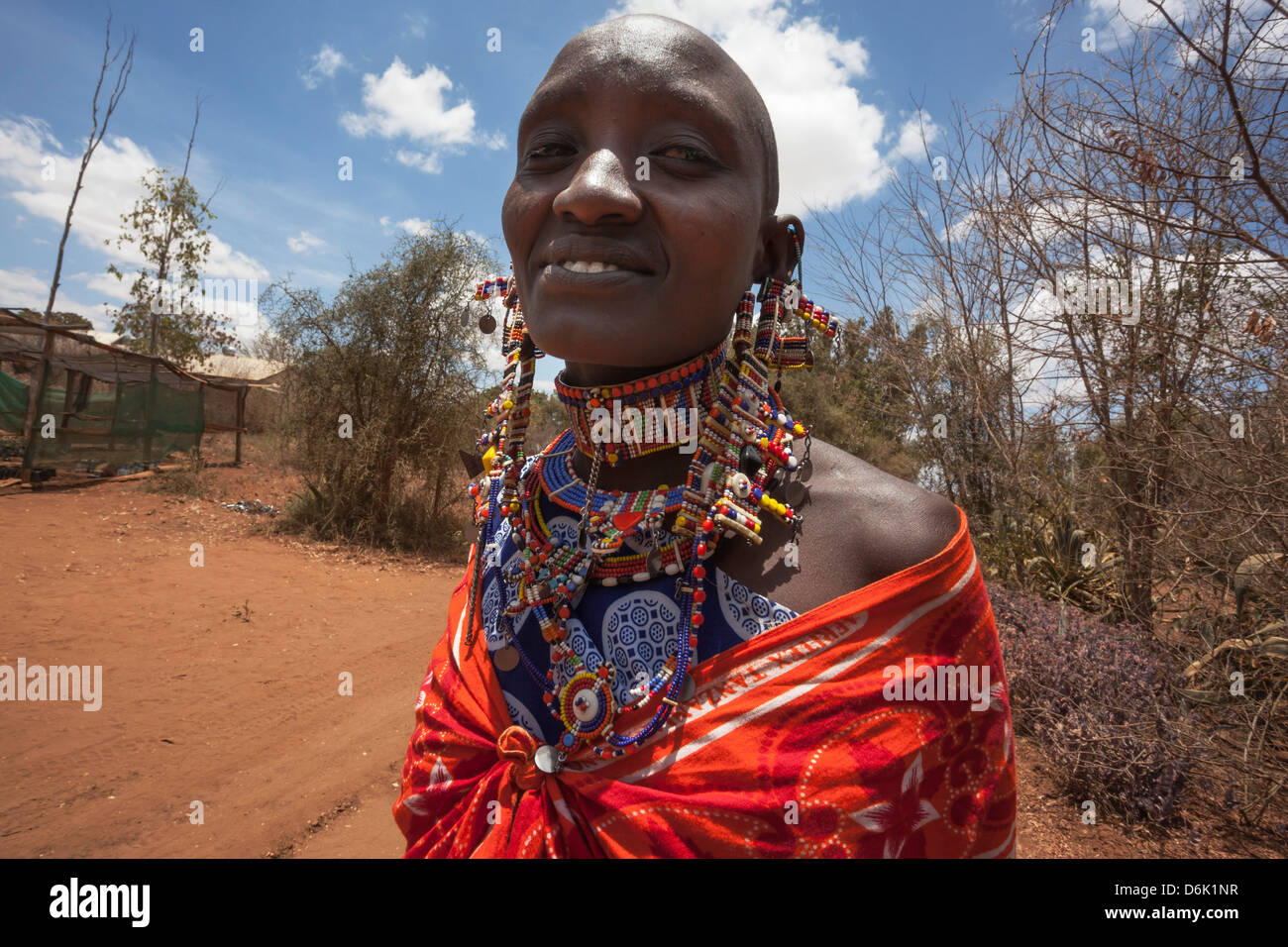 Massai Frau an die Predator Entschädigung Fonds Pay Day, Mbirikani Group Ranch, Amboseli-Tsavo Öko-System, Kenia, Ostafrika Stockfoto
