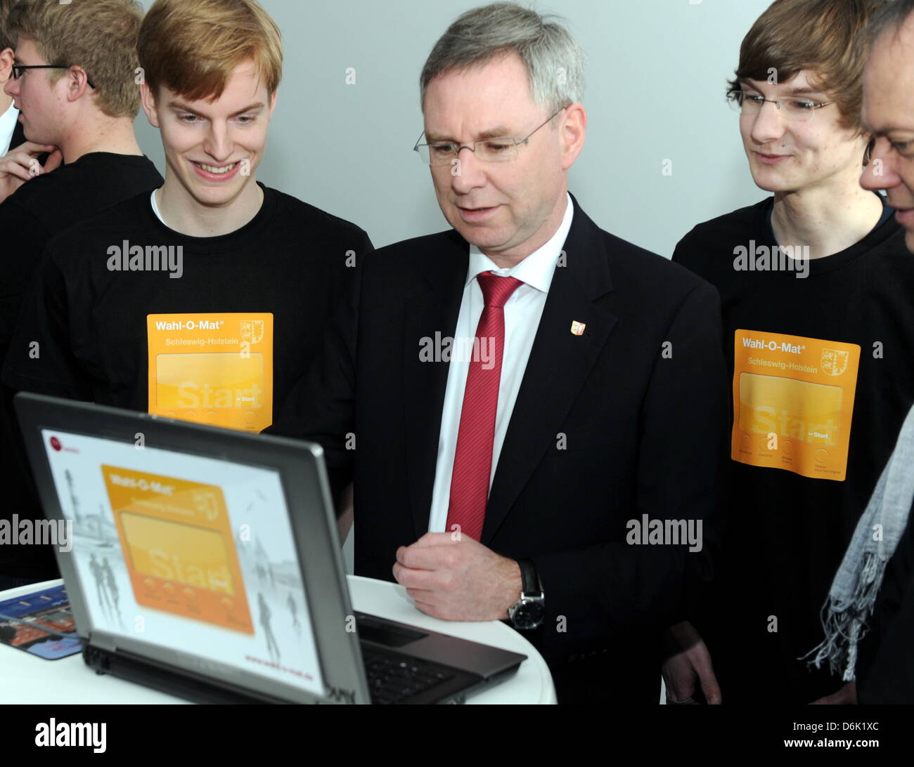 Präsident der staatlichen Parlament von Schleswig-Holstein Torsten Geerts (CDU, C) steht zwischen Kiel-Schülerinnen und Schüler Lars Schulze (R) und Stefan Kuehl (L) vor einem Laptop während des Starts von der sogenannten "Wahl-O-Mat' in Kiel, Deutschland, 29. März 2012. Das Programm "Internet" Wahl-O-Mat wurde von Studenten und Experten ausgestattet und erlaubt Benutzern, 38 Thesen zu beantworten und sehen welche pa Stockfoto