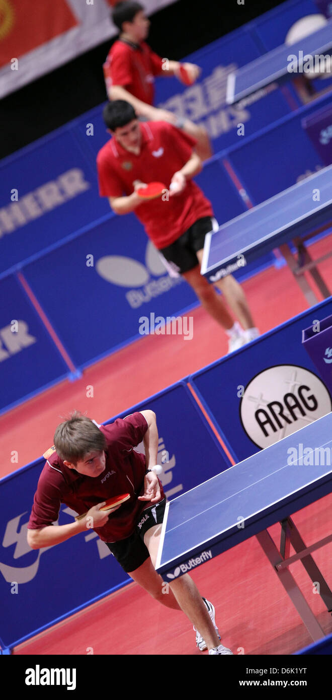 Tischtennis-Spielern verschiedener Nationen sind während des Wettbewerbs im Team Tischtennis Weltmeisterschaften 2012 in Westfalenhalle in Dortmund, Deutschland, 29. März 2012 abgebildet. Foto: FRISO GENTSCH Stockfoto