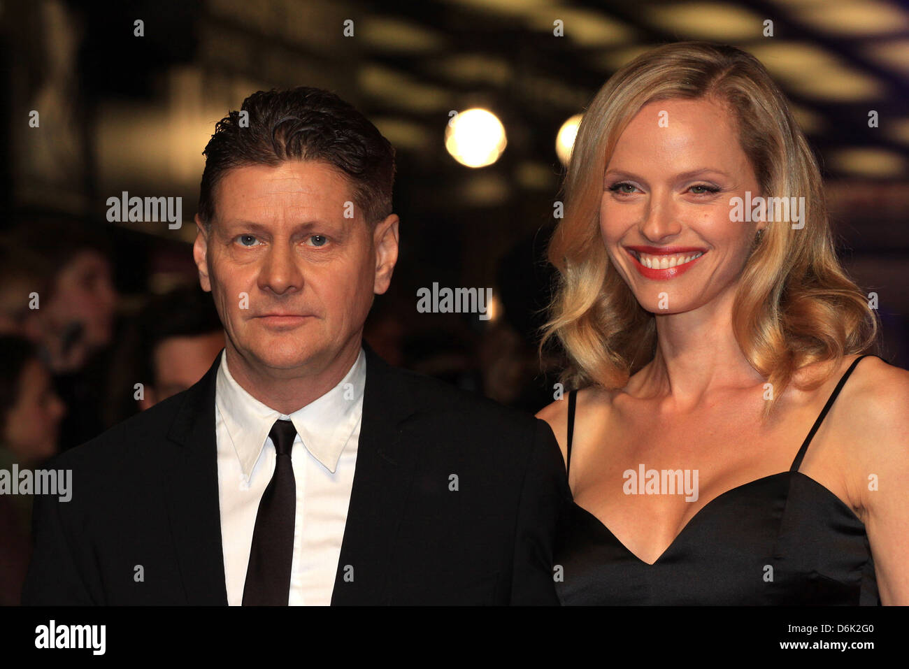 Andrew Niccol und Frau Rachel Roberts 'In Time' UK Filmpremiere statt auf das Curzon Mayfair - Ankünfte London, England- Stockfoto