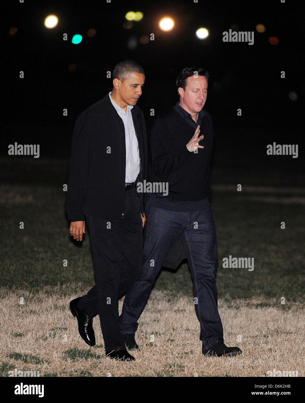 US-Präsident Barack Obama und Premierminister David Cameron von Großbritannien zurück ins Weiße Haus am 13. März 2012 in Washington, D.C., der Präsident und der Premierminister ein erstes rundes Spiel während der NCAA Division I-Herren Basketball-Meisterschaft erste vier an der University of Dayton Arena besucht. . Bildnachweis: Olivier Douliery / Pool über CNP Stockfoto