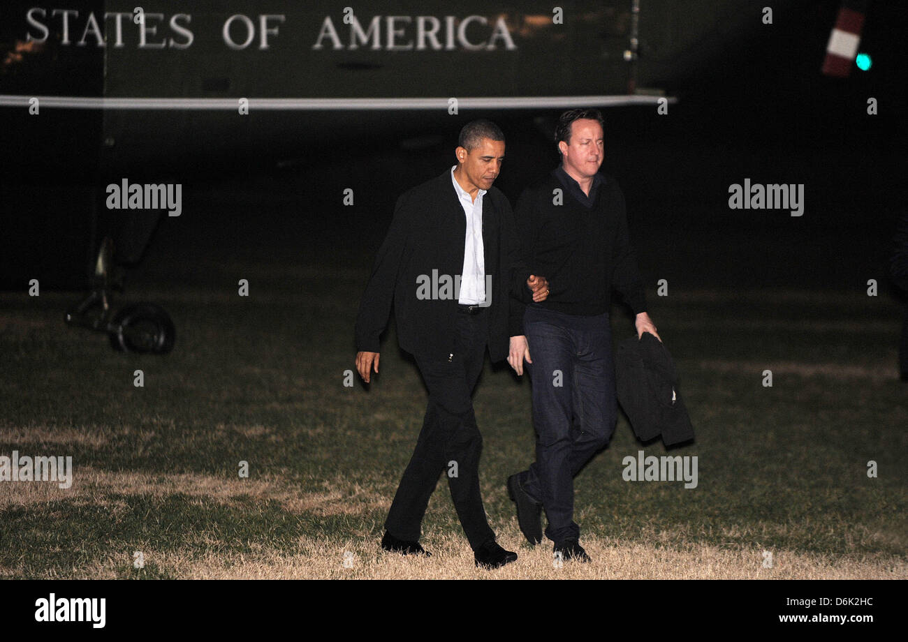 US-Präsident Barack Obama und Premierminister David Cameron von Großbritannien zurück ins Weiße Haus am 13. März 2012 in Washington, D.C., der Präsident und der Premierminister ein erstes rundes Spiel während der NCAA Division I-Herren Basketball-Meisterschaft erste vier an der University of Dayton Arena besucht. . Bildnachweis: Olivier Douliery / Pool über CNP Stockfoto