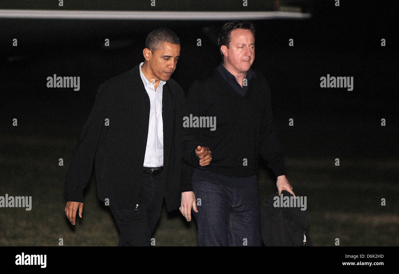 US-Präsident Barack Obama und Premierminister David Cameron von Großbritannien zurück ins Weiße Haus am 13. März 2012 in Washington, D.C., der Präsident und der Premierminister ein erstes rundes Spiel während der NCAA Division I-Herren Basketball-Meisterschaft erste vier an der University of Dayton Arena besucht. . Bildnachweis: Olivier Douliery / Pool über CNP Stockfoto