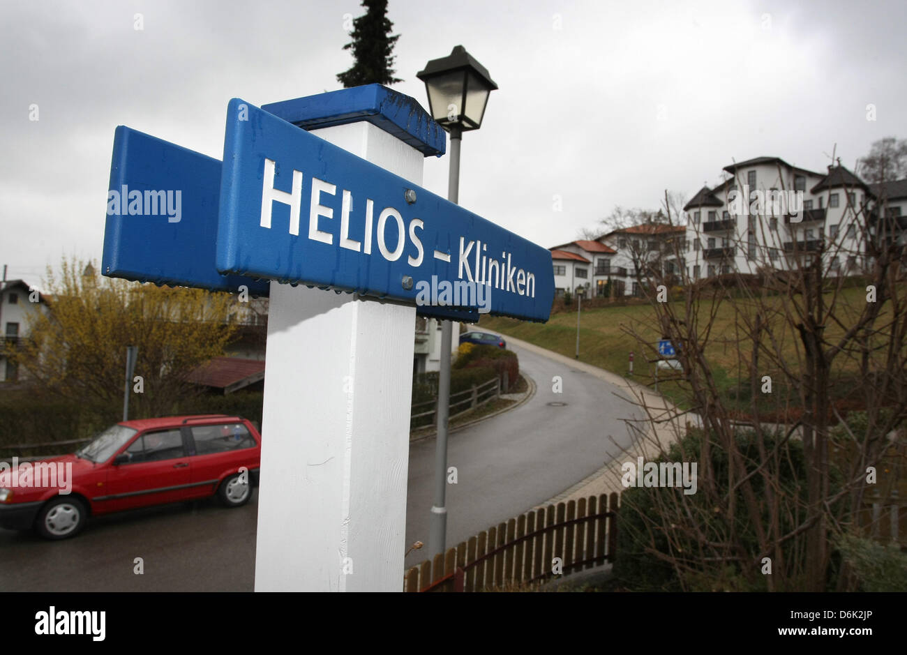 Ein Schild weist den Weg zum Fachkrankenhaus Helios in Bad Grönenbach, Deutschland, 30. März 2012. Am 25. März 2012 wurde eine 39 Jahre alte Patient im Krankenhaus ermordet. Foto: Karl-Josef Hildenbrand Stockfoto