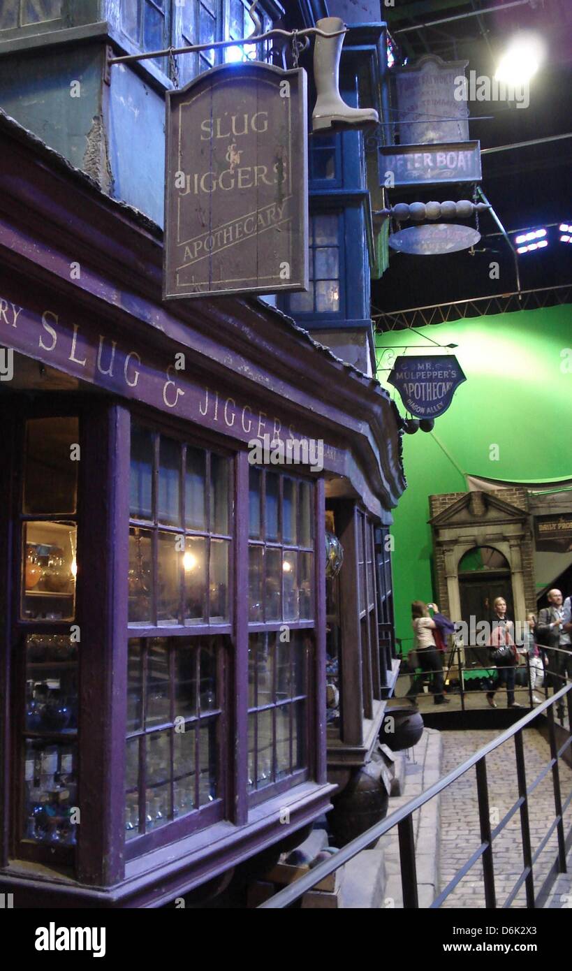 ein-blick-auf-die-schnecke-barma-e-apotheke-innerhalb-der-warner-bros