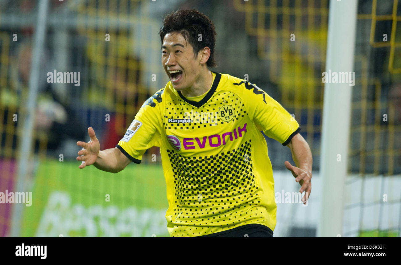 Dortmunds Shinji Kagawa feiert sein 1: 0-Tor in der deutschen Bundesliga-Spiel zwischen Borussia Dortmund und VfB Stuttgart im Signal Iduna Park in Dortmund, Deutschland, 30. März 2012. Das Spiel endete 4: 4. Foto: Bernd Thissen Stockfoto