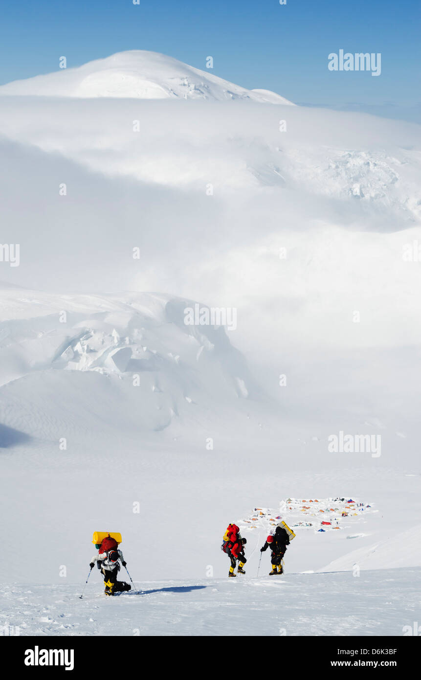 verlassen Lager 3, Klettern Expedition auf Mt McKinley, 6194m, Denali National Park, Alaska, Vereinigte Staaten von Amerika, USA Stockfoto
