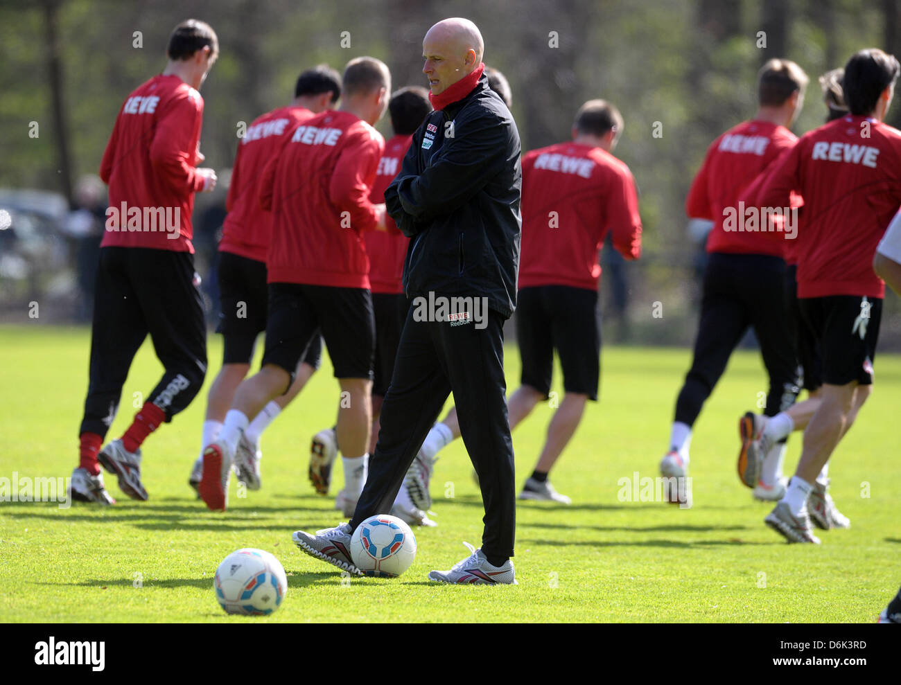 FC Köln Cheftrainer Stale Solbakken führt eine Trainingseinheit am Geissbockheim in Köln, Deutschland, 1. April 2012. Nach der Niederlage gegen Augsburg Fc Köln ist jetzt in der 16. Platz in der Tabelle. Foto: FEDERICO GAMBARINI Stockfoto