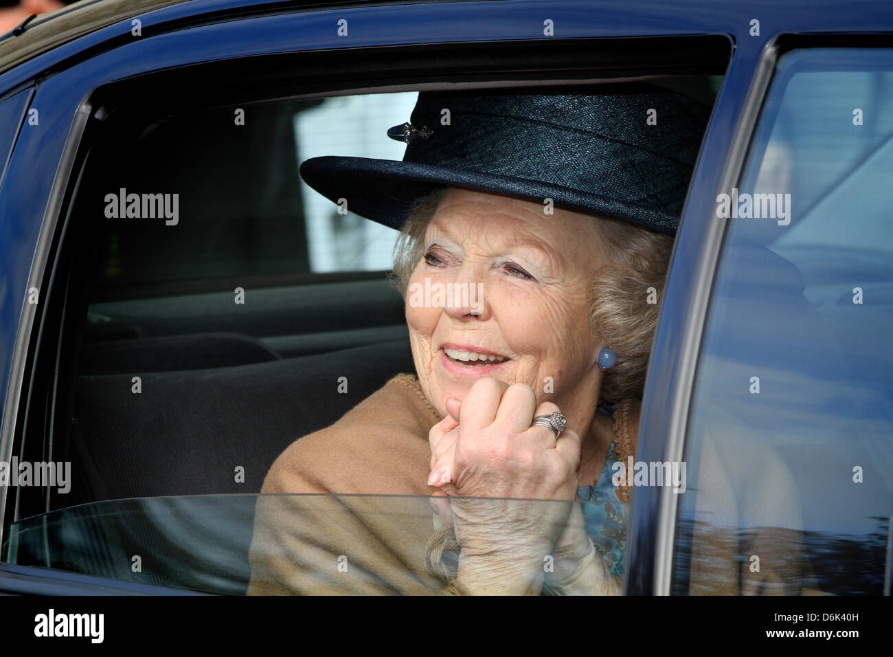 Königin Beatrix der Niederlande eröffnet der reorganisierte historische Museum in Brielle, Holland, 31. März 2012. Das Museum stellt seinen 100. Geburtstag mit einer Ausstellung über achtzig Jahre Kriegsende konzentrierte sich auf die Erfassung von Brielle am 1. April 1572. Foto: Patrick van Katwijk Niederlande Stockfoto