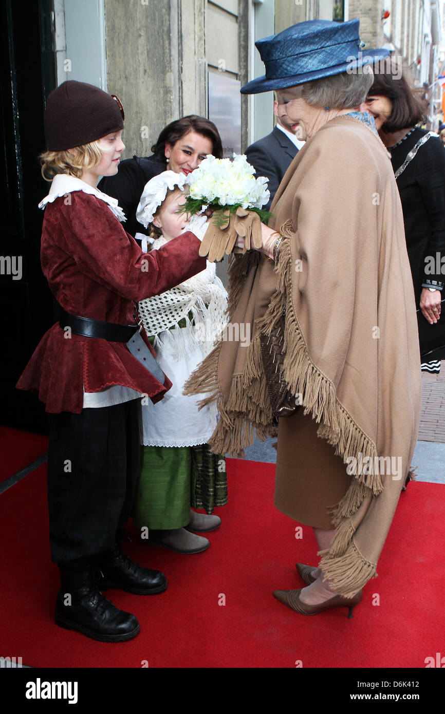 Königin Beatrix der Niederlande eröffnet der reorganisierte historische Museum in Brielle, Holland, 31. März 2012. Das Museum stellt seinen 100. Geburtstag mit einer Ausstellung über achtzig Jahre Kriegsende konzentrierte sich auf die Erfassung von Brielle am 1. April 1572. Foto: Patrick van Katwijk Niederlande Stockfoto