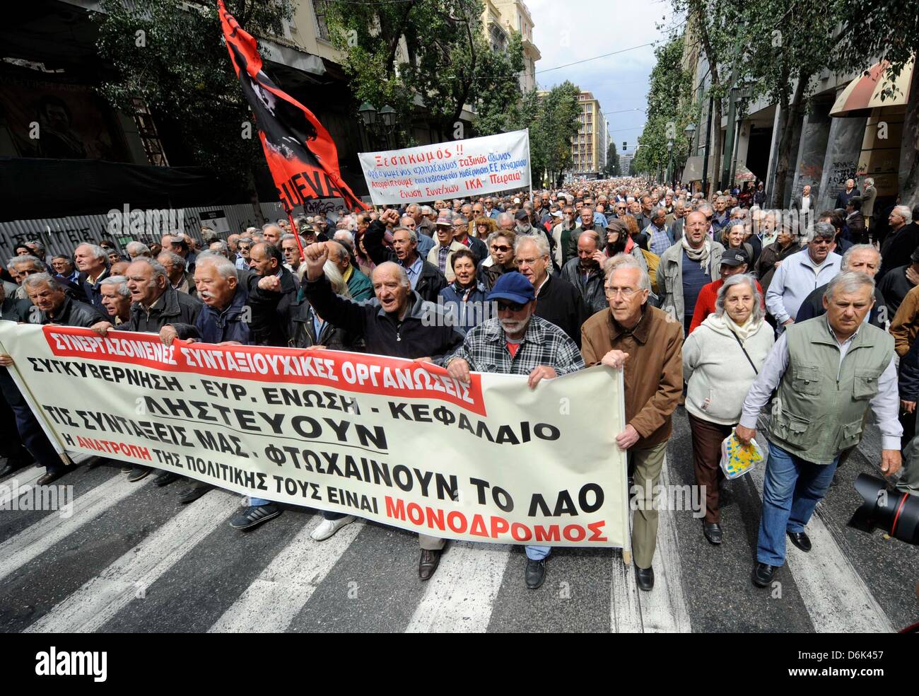 Athen, Griechenland. 19. April 2013. Rentner rufen Parolen während einer Protestaktion in Athen marschieren. Etwa 2.000 Rentner marschierten zum Villa Maximos, die offizielle Residenz des griechischen Ministerpräsidenten zum protest gegen Kürzungen bei Renten mit steigenden Steuern. Foto: Giorgos Nikolaidis/Kunst der Fokus/Alamy Live-Nachrichten Stockfoto