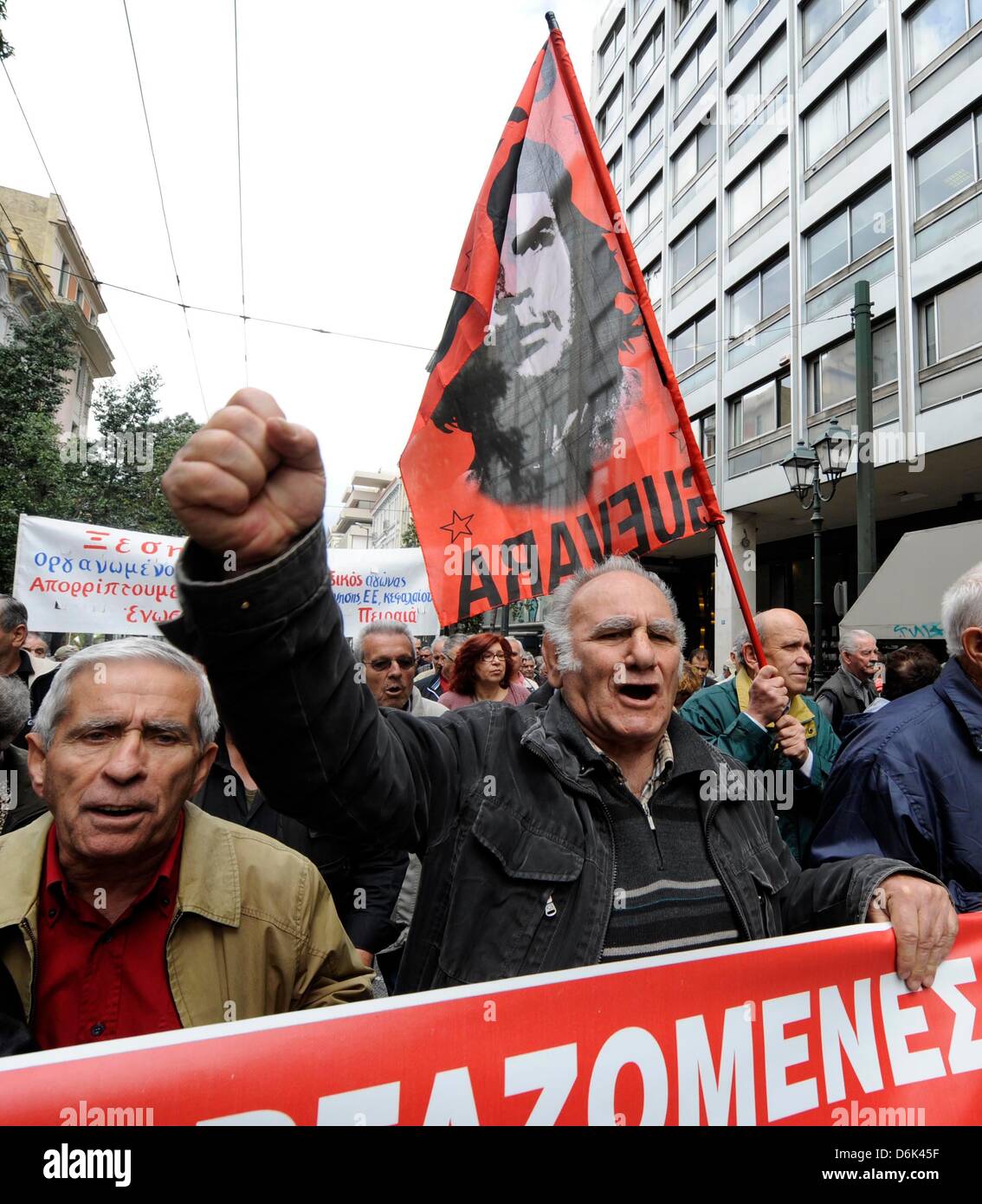 Athen, Griechenland. 19. April 2013. Rentner rufen Parolen während einer Protestaktion in Athen marschieren. Etwa 2.000 Rentner marschierten zum Villa Maximos, die offizielle Residenz des griechischen Ministerpräsidenten zum protest gegen Kürzungen bei Renten mit steigenden Steuern. Foto: Giorgos Nikolaidis/Kunst der Fokus/Alamy Live-Nachrichten Stockfoto